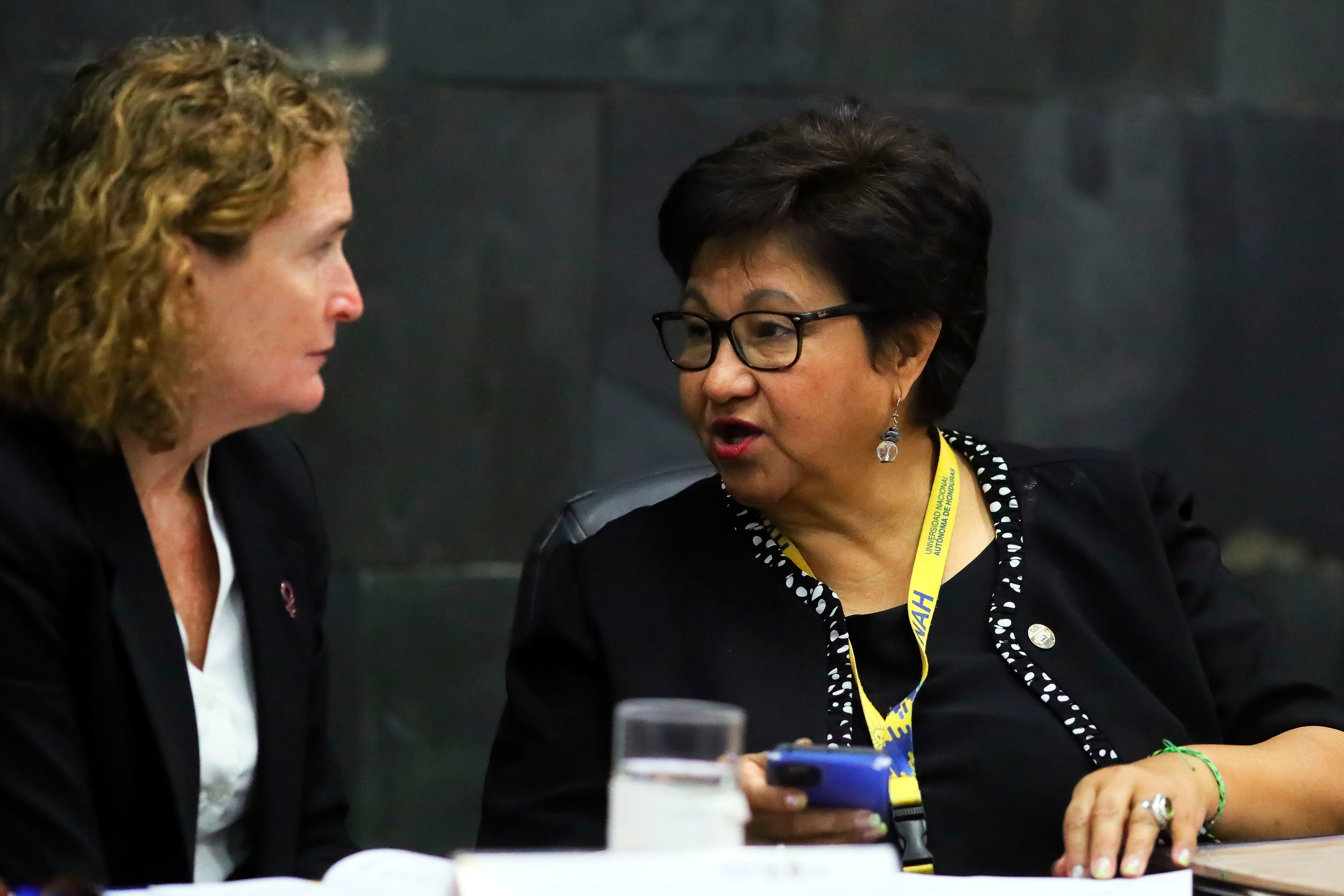 Migdonia Ayestas (d), directora del Observatorio de la Violencia de la Universidad Nacional Autónoma de Honduras (Unah), Unidas en Honduras, durante una conferencia de prensa. EFE/ Gustavo Amador