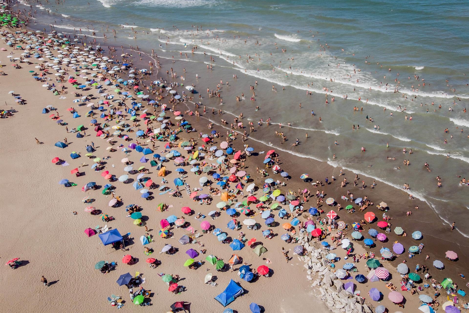 Operativo de rescate en la costa de Mar del Plata tras una gran ola