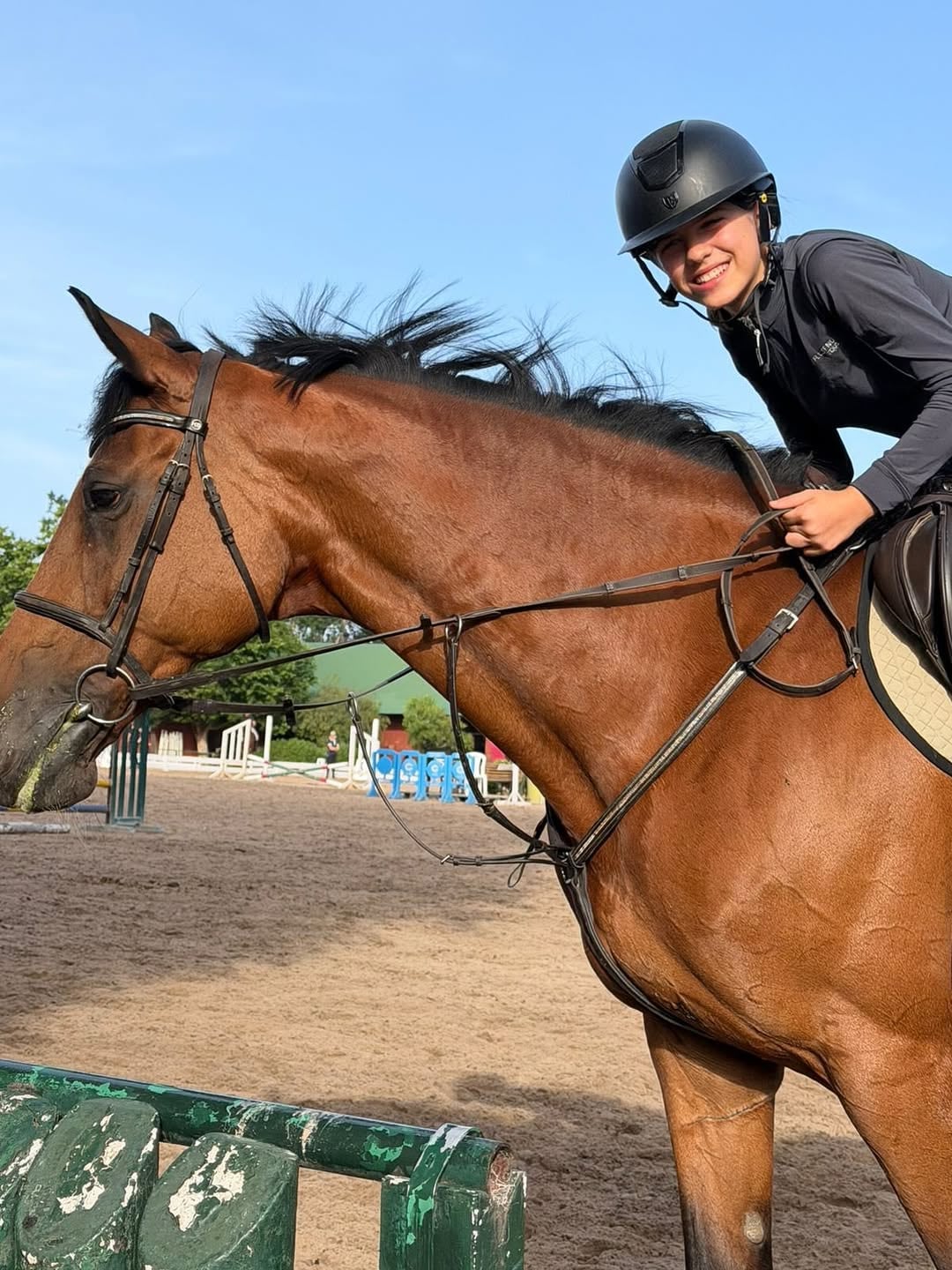 Con una gran sonrisa, la hija de Evangelina sobre su caballo