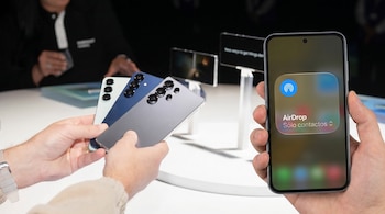 Fotocomposición que muestra dos manos sosteniendo tres smartphones de diferentes colores y otra mano con un smartphone cuya pantalla muestra la interfaz de AirDrop.