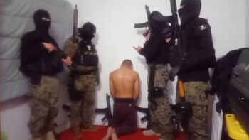 Un grupo de hombres armados