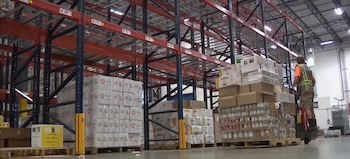 La red de asistencia alimentaria de la organización llega cada mes a 300.000 familias en 29 condados (Captura de video)