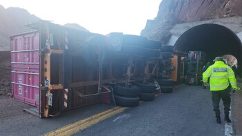 Un camión volcó y aplastó