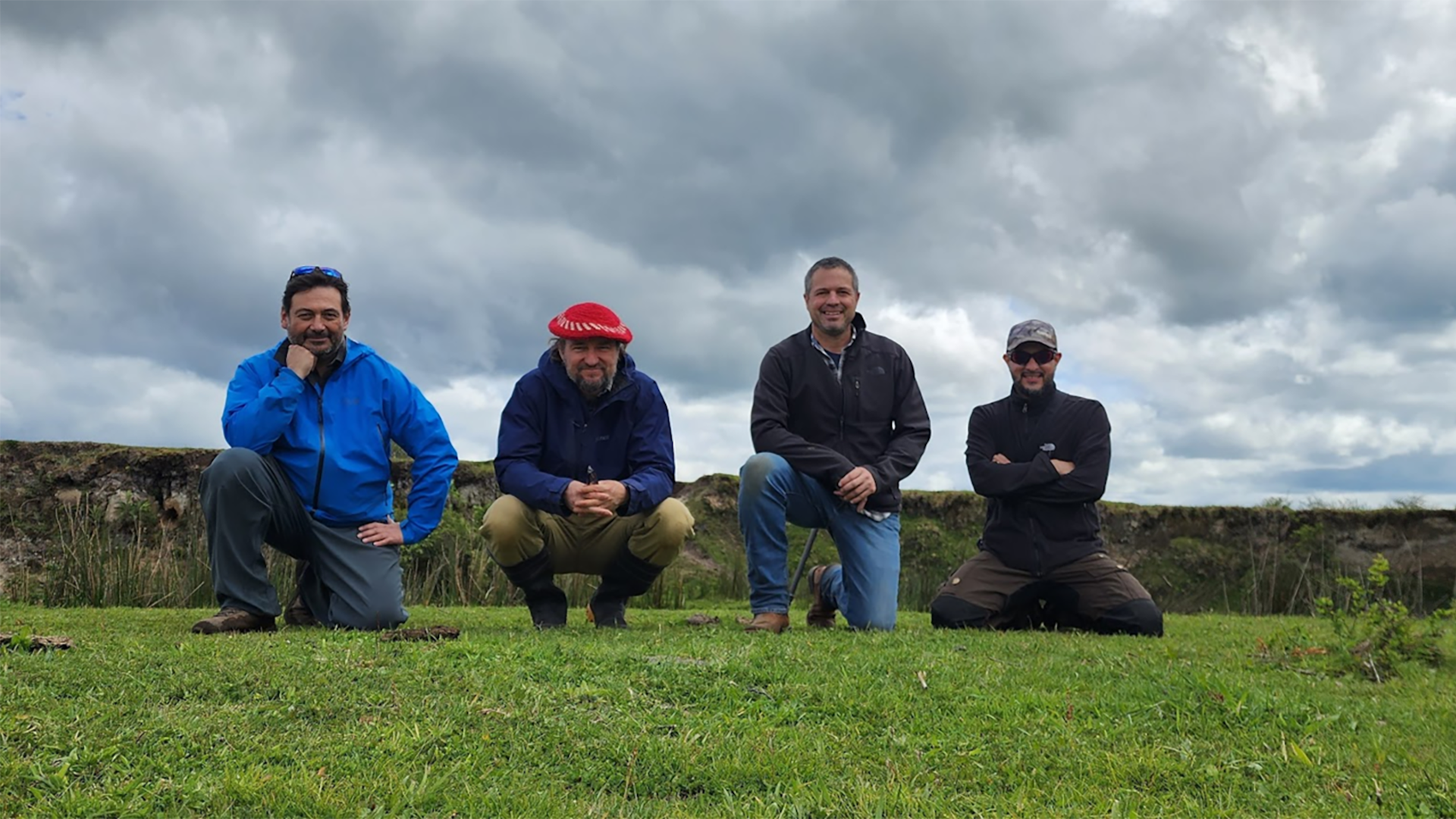 Los investigadores Claudio Latorre, Juan-Luis García, Todd Surovell y César Méndez trabajaron en el reconocido sitio arqueológico Monte Verde, en el sur de Chile (Instituto de Ecología y Biodiversidad (IEB) - Chile)