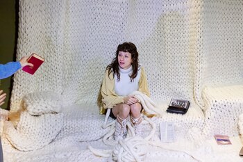 Referencias literarias como Antígona, Mujercitas