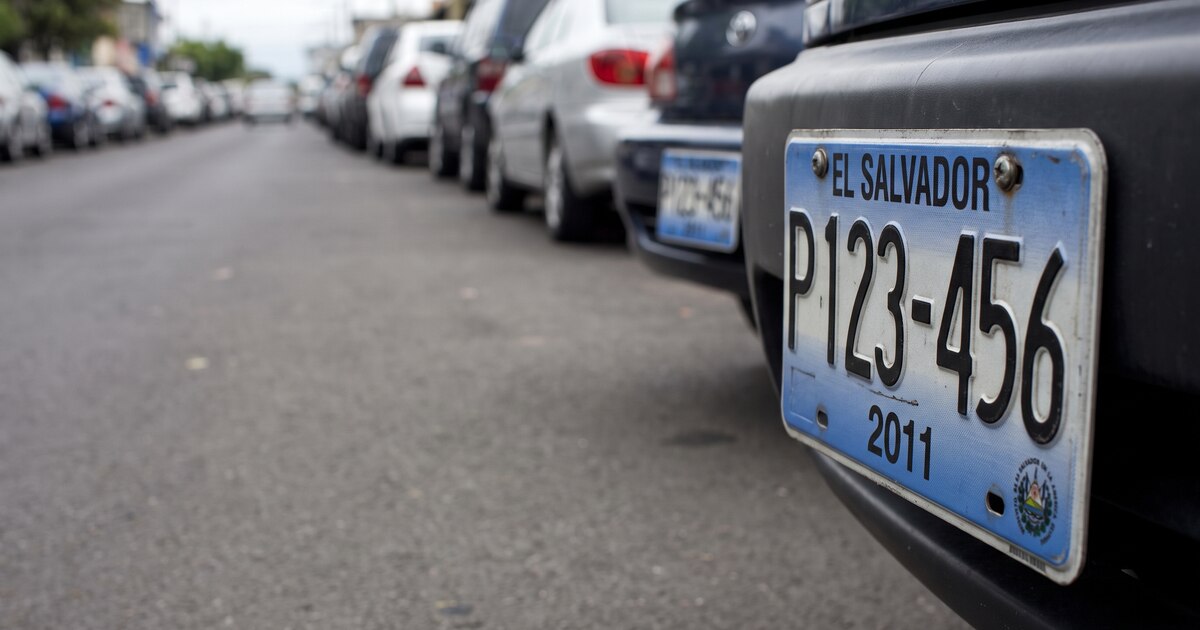 Gobierno en El Salvador busca extender la vigencia de las placas 2011 hasta agosto de 2027