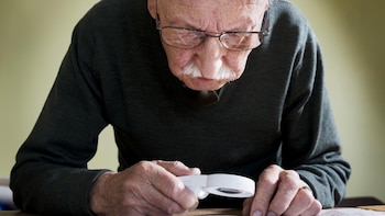 Una de cada cinco personas mayores de 75 años no puede pagar ayudas para mejorar su visión, según un informe