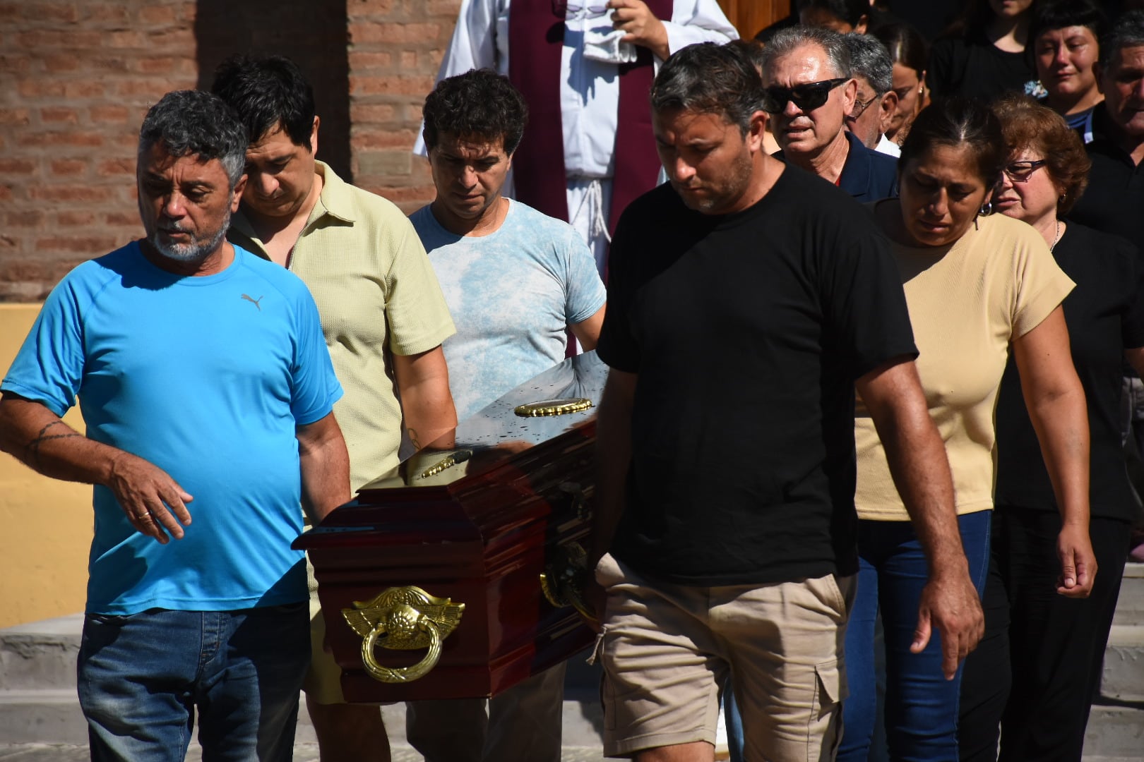 La mamá y el papá de Ian cargaron el ataúd de su hijo cada vez que hubo que moverlo (Fotos Leo Galletto)