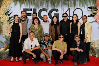 El cineasta junto al elenco