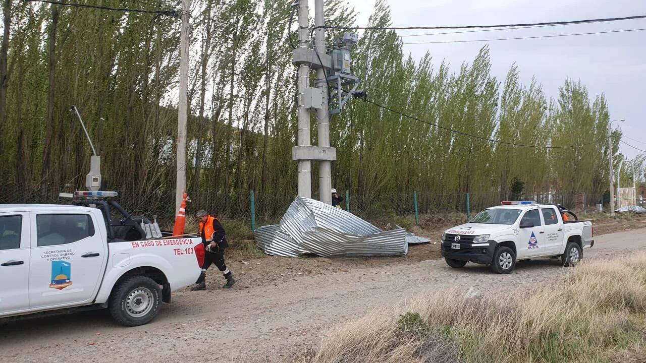 Ráfagas de 122 kmh provocaron voladuras de techos, cortes de energía y caída de carteles en Comodoro Rivadavia
