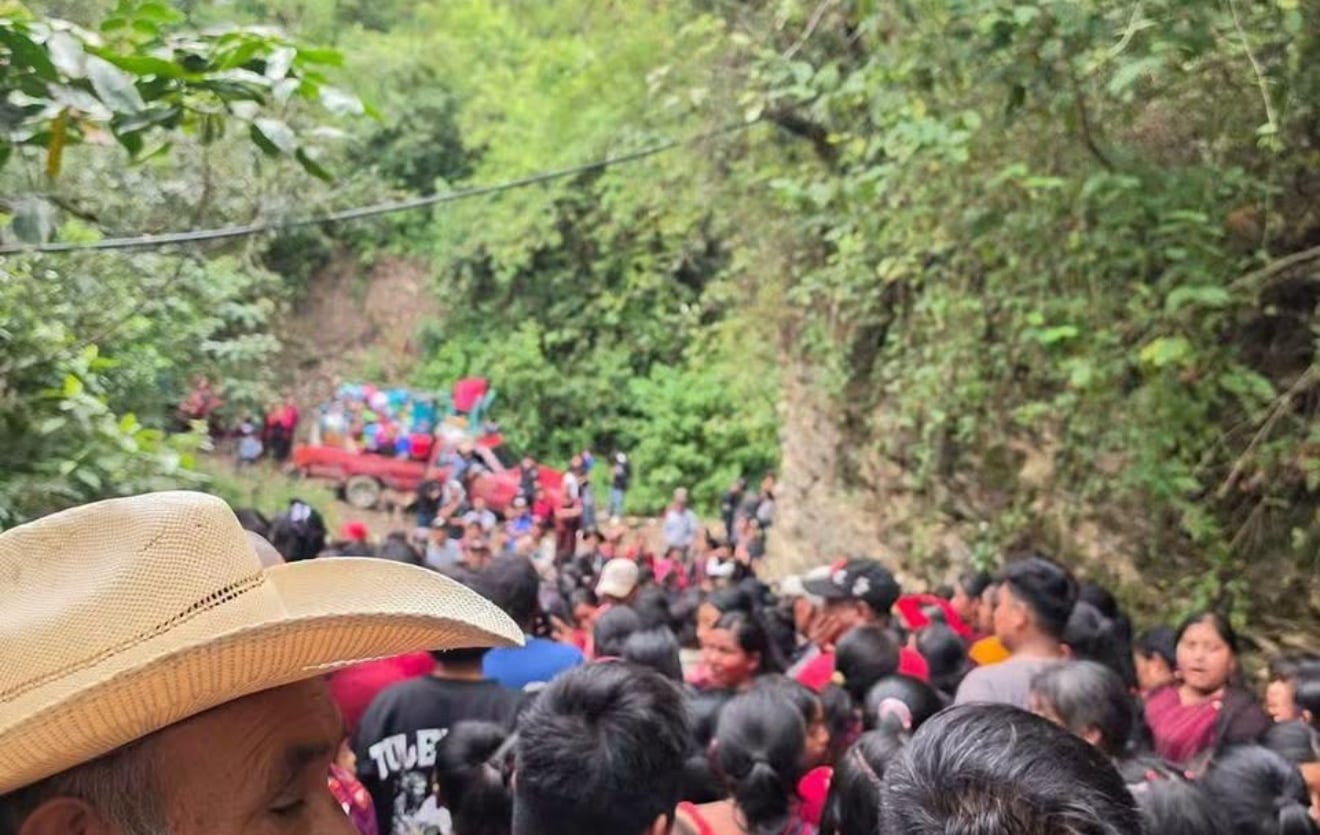Los vecinos alertaron a las fuerzas de seguridad y a los bomberos tras el hallazgo del cadáver con heridas de bala en una área de terracería donde se aglomeraron para ver lo ocurrido. (Facebook)