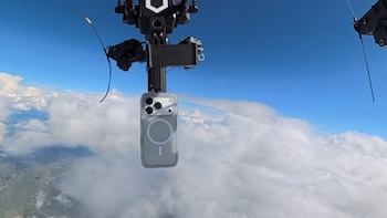 Elevan teléfono a la estratósfera