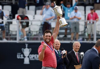 El golfista español Jon Rahm alzando la copa de campeón tras conquistar el primer Abierto de Estados Unidos para el golf español (Efe)