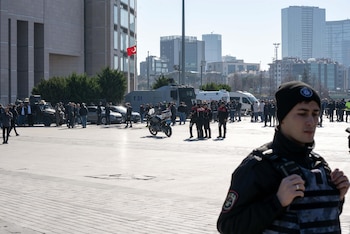 Los agentes policiales fueron atacados