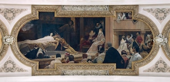 Pintura dentro de un marco ornamentado mostrando una obra de teatro con actores en el escenario y una audiencia sentada, todo con vestuario de época