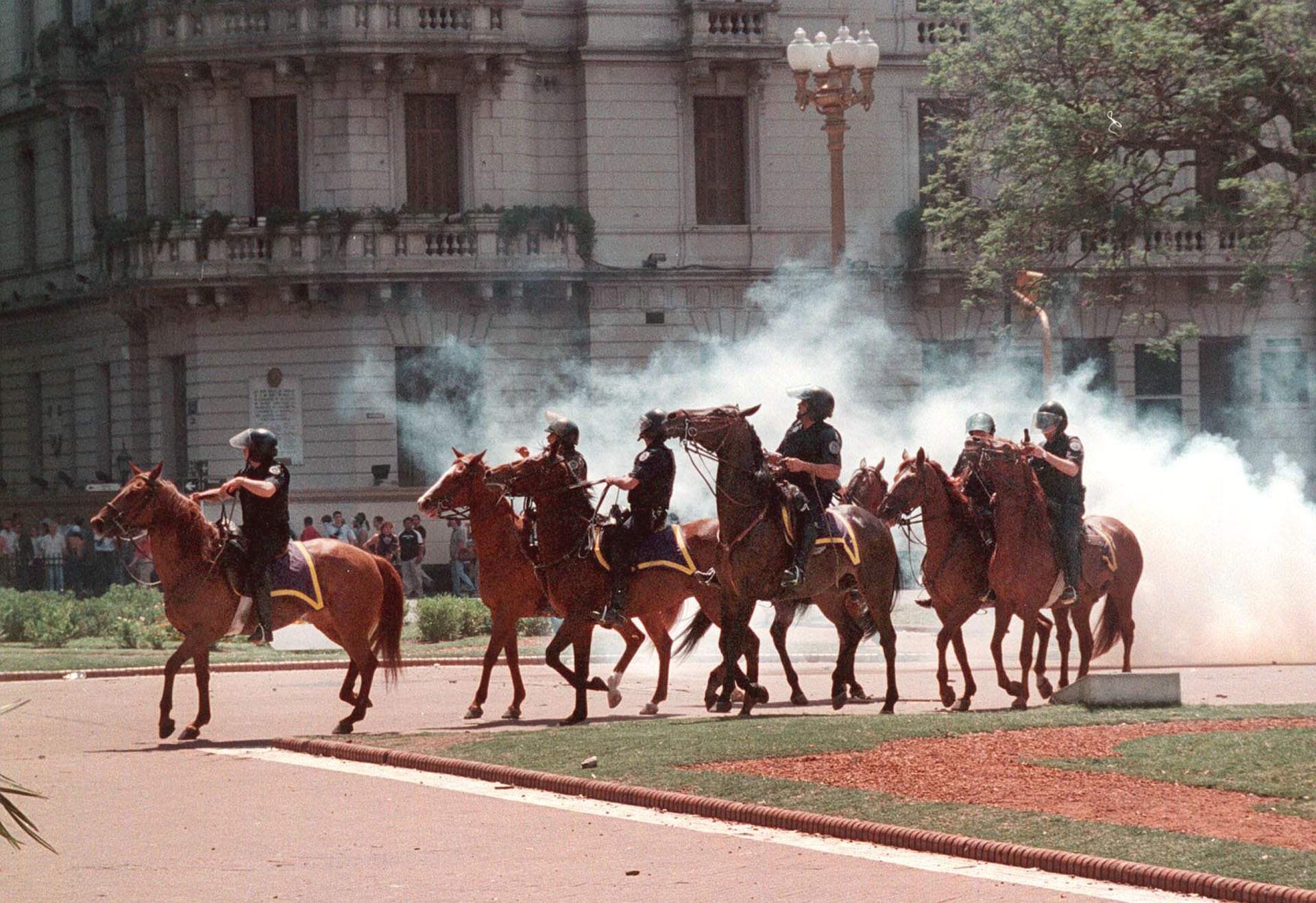 La represión se dio en diciembre de 2001 previo a la caída de Fernando de la Rúa (NA)