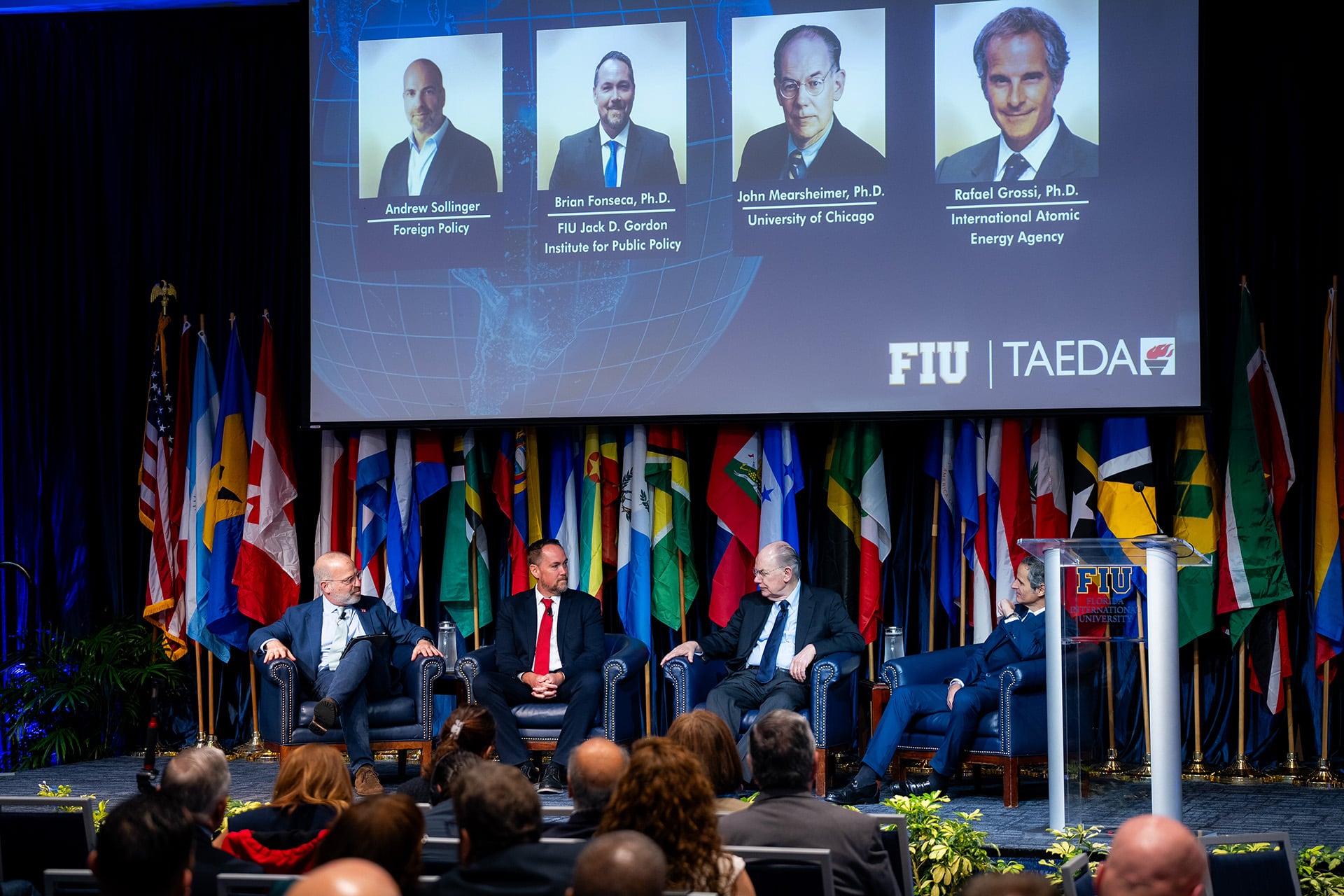 Andrew Sallinger, Brian Fonseca, John Mearsheimer, y Rafael Grossi dialogan en la Conferencia de Seguridad Hemisférica (Miami, Estados Unidos)