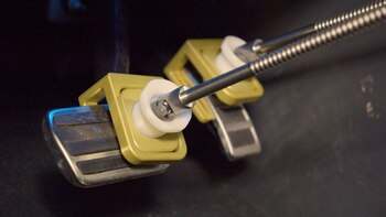 Ford entrenó a dos robots