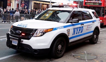 La ley de zona de amortiguación de Nueva York busca restringir la cercanía del público a los servicios de emergencia y permite arrestos (EFE/JASON SZENES)