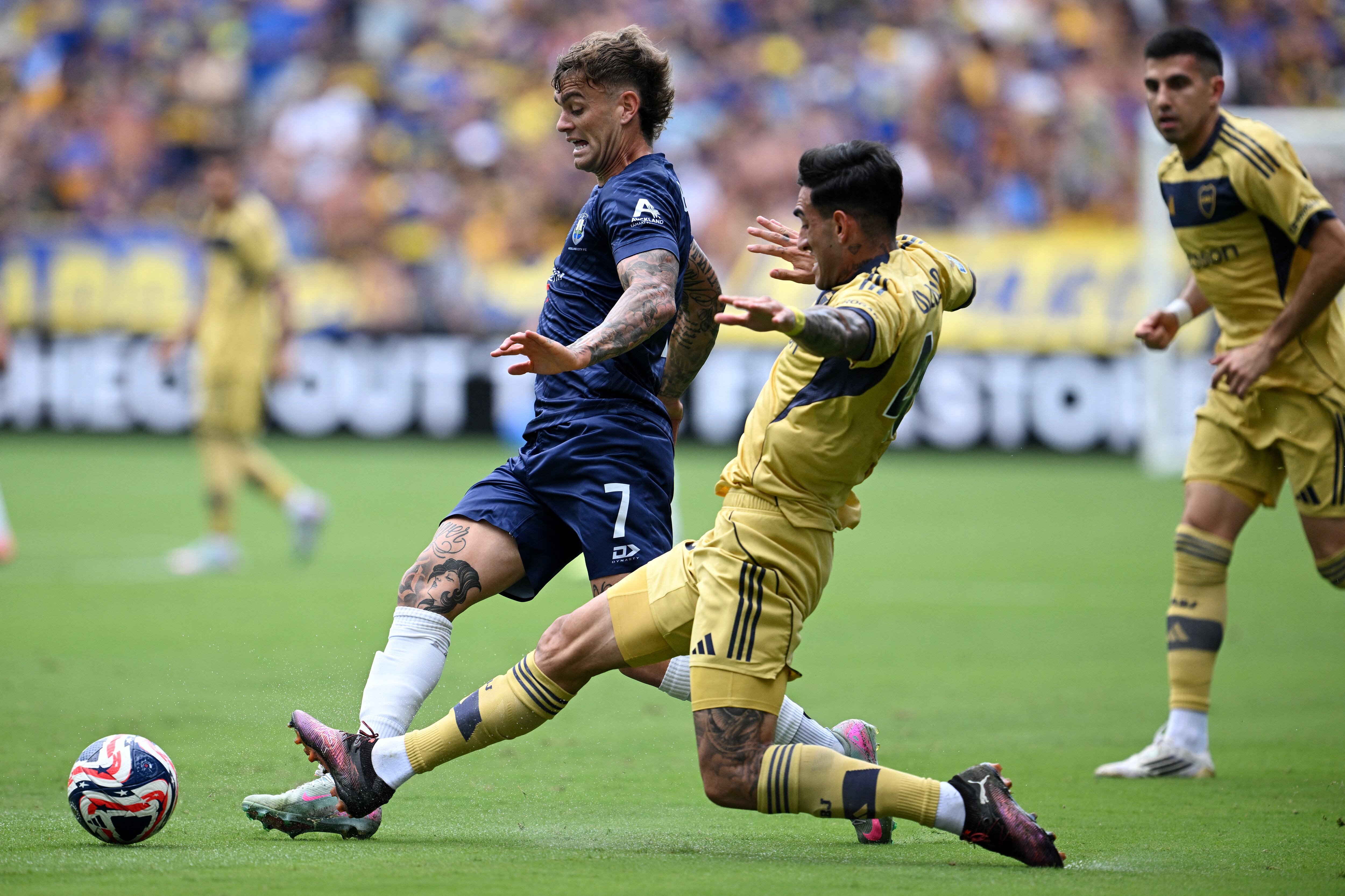 Myer Bevan traslada y lo marca Lautaro Di Lollo