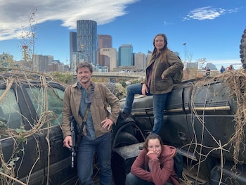 Bella Ramsey como Ellie en