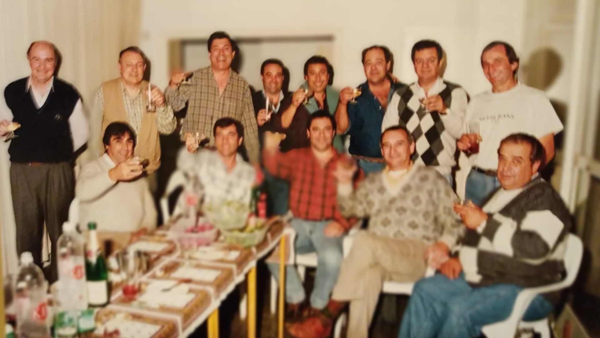 Los trece ganadores, un año después de sacar diez millones en el Quini 6. Julio Colombi es el de arriba a la derecha, lleva puesta una remera blanca