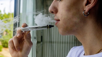 La Comisión de Sanidad aprueba una PNL para limitar la venta de vapeadores y bolsas de nicotina a canales autorizados