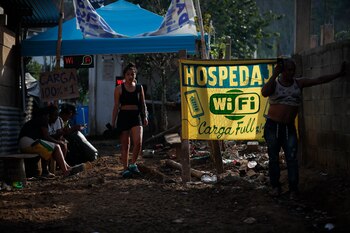 Migrantes esperan para ser registrados