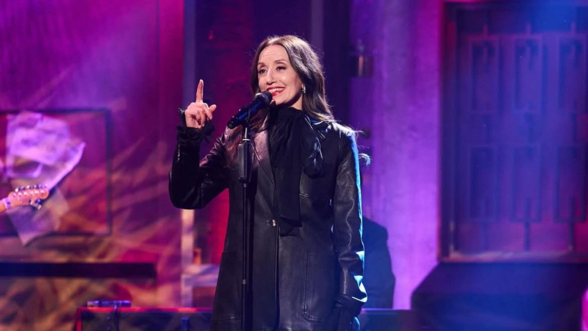 Luz Casal asiste a “un programa con huevos” y presenta su colaboración con Carla Bruni en el plató de ‘La Revuelta’