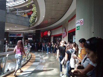 Caraqueños hacen filas a las