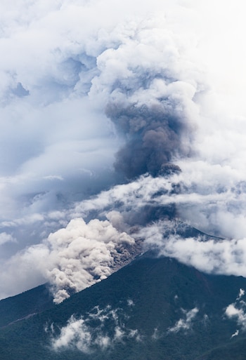 El nombre indígena Chi Q'aq' del Volcán de Fuego alude a "donde hay fuego" y sobrevivió a un intento colonial de rebautizarlo como Santa Catarina.