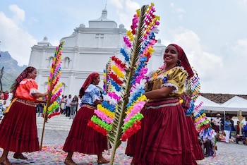 El Grupo Danza Folclórica de Panchimalco interpreta el vals de las palmas frente al templo.