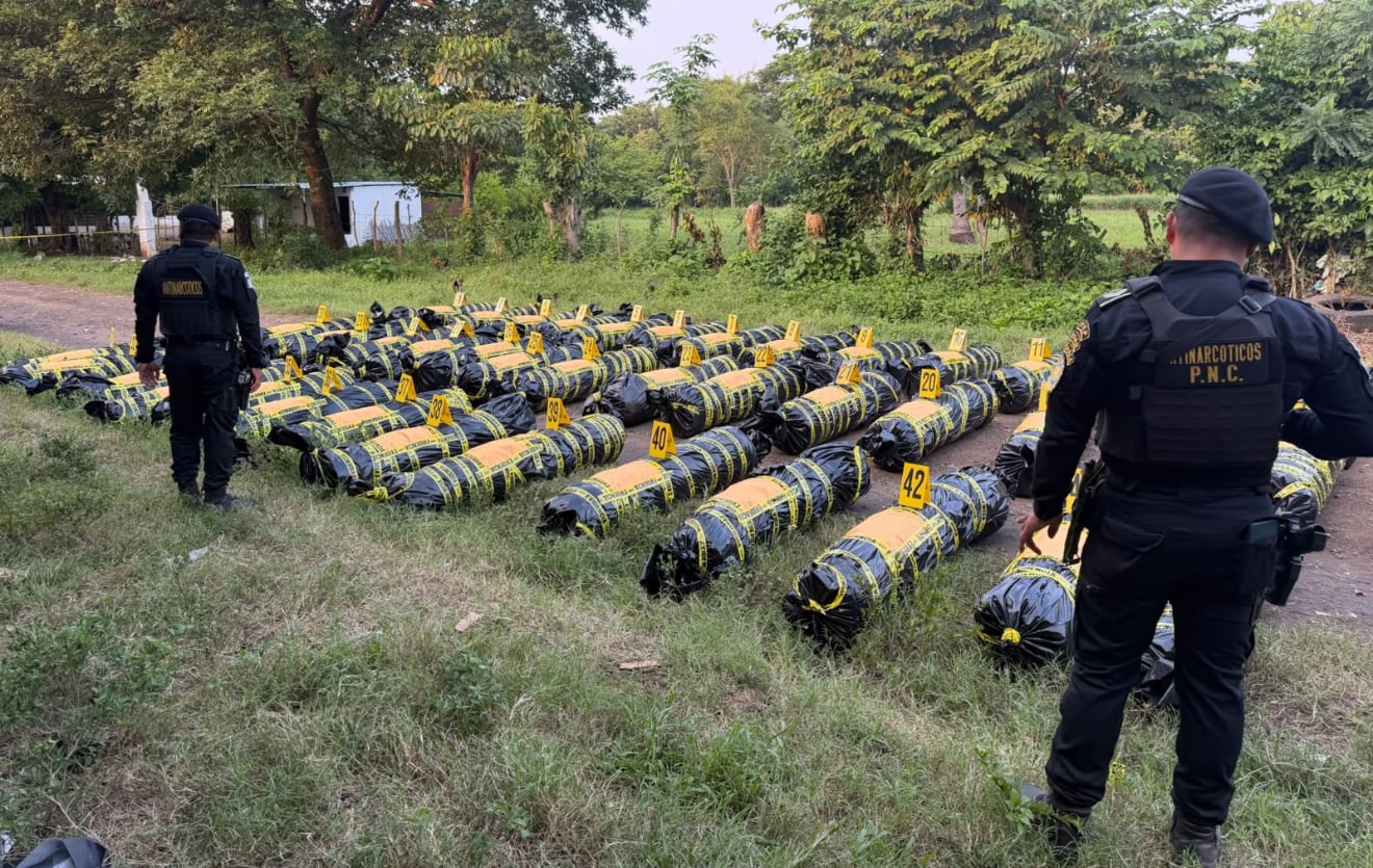 El cargamento de droga estaba oculto dentro de 44 rollos de tela tipo cuerina abandonados a la orilla de una calle de terracería. (PNC de Guatemala)