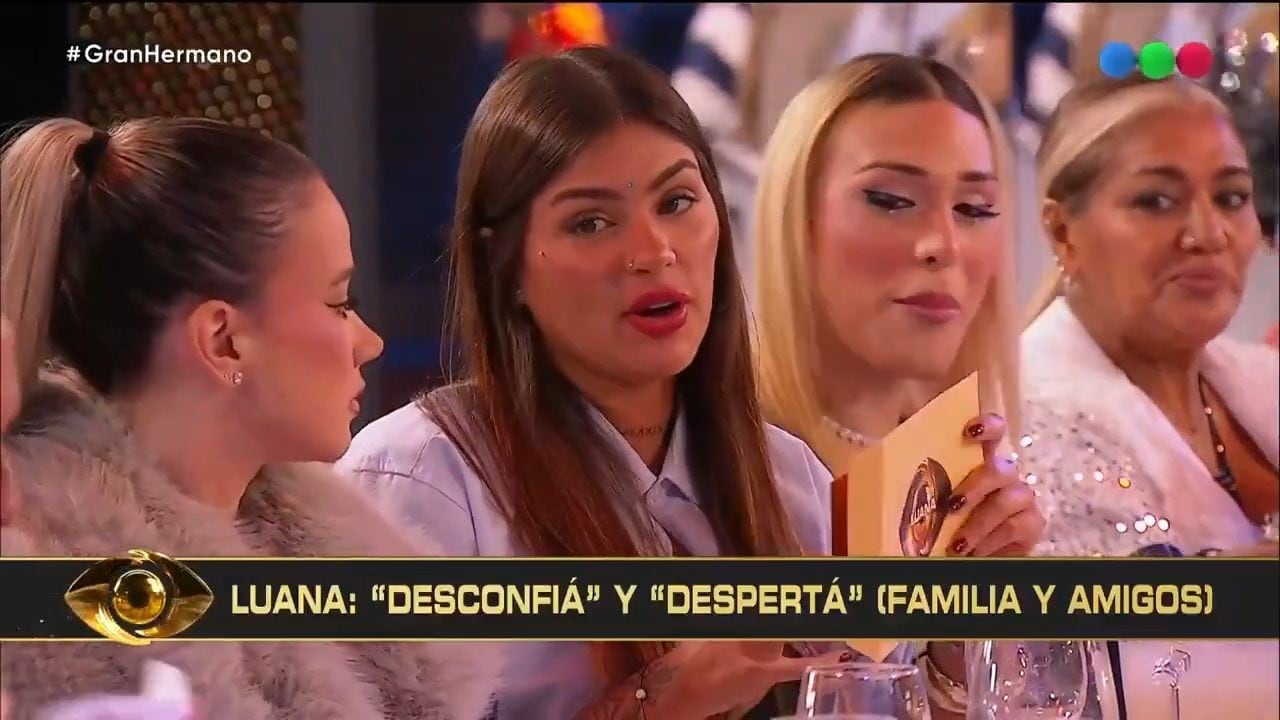 Luana Fernández reacciona visiblemente atenta ante un mensaje crucial de