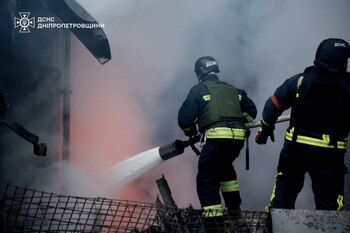 Los bomberos tras el ataque