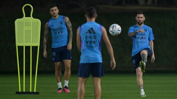 Leo tocando con Paulo Dybala.
