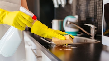 Limpieza de una cocina (Shutterstock)