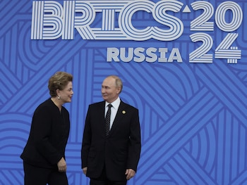 El presidente de Rusia, Vladimir Putin, y Dilma Rousseff, presidenta del Nuevo Banco de Desarrollo y ex presidenta de Brasil, participaron en una ceremonia oficial de bienvenida a los jefes de las delegaciones en la cumbre de los BRICS en Kazán, Rusia, el 23 de octubre de 2024 (Maxim Shipenkov/REUTERS)