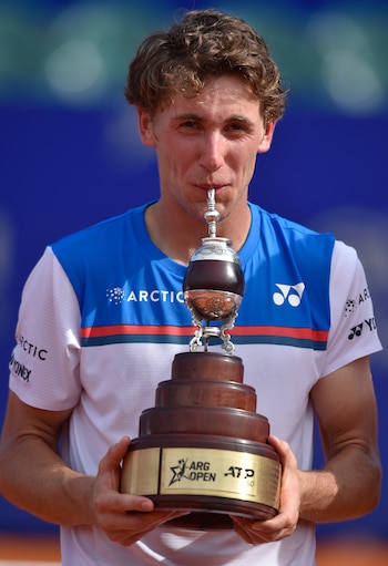 El noruego, con el trofeo