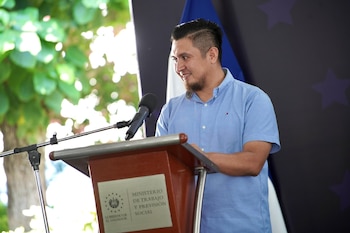 Marlon Hernández, beneficiario del Programa de Migración Laboral, comparte su testimonio durante el acto oficial en el Ministerio de Trabajo y Previsión Social antes de su viaje a Canadá (Cortesía @PrensaMiTrabajo).
