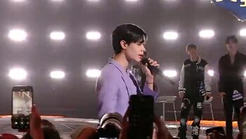 Lelush en medio de una