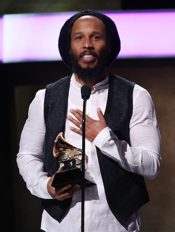 La convivencia multicultural y las tradiciones mixtas enriquecen la vida familiar de Ziggy Marley junto a su esposa israelí-persa (REUTERS/Lucy Nicholson)