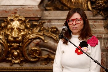 Silvina Batakis observa mientras atiende la ceremonia de jura de su nombramiento como ministra de Economía