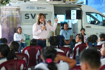La vicepresidenta, Karin Herrera, recorre instalaciones educativas en La Tinta junto a equipos interinstitucionales, y promueve iniciativas para la prevención de la maternidad adolescente./ (Vicepresidencia de la República)