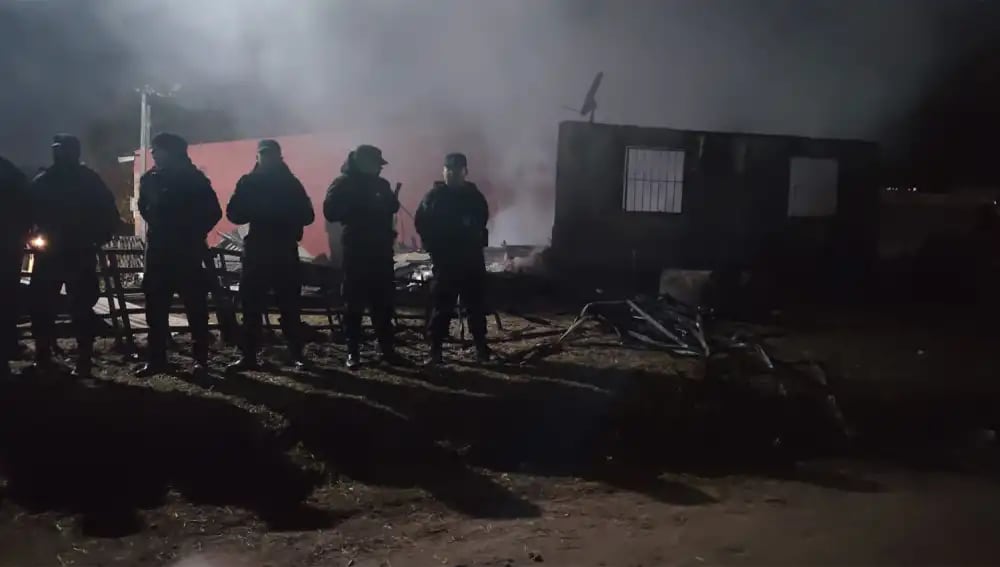 Personal policial, bomberos y equipos médicos trabajaron en el lugar tras el siniestro en Balcarce al 400