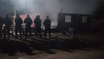 Personal policial, bomberos y equipos médicos trabajaron en el lugar tras el siniestro en Balcarce al 400