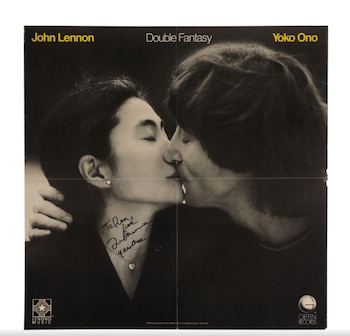 El cartel promocional de Double Fantasy firmado por John Lennon, considerado pieza principal, incluye los últimos registros del artista antes de su muerte (Foto: cortesía de Propstore)