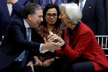 La directora gerente del FMI, Christine Lagarde saluda a Nicolas Dujovne, ministro de Hacienda de Macri, (Washington, Estados Unidos)