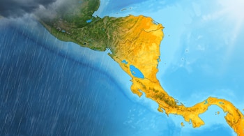 Mapa de Centroamérica mostrando lluvias intensas sobre la costa del Pacífico y un cielo soleado sobre la costa del Caribe. Se aprecian detalles geográficos y límites de países.