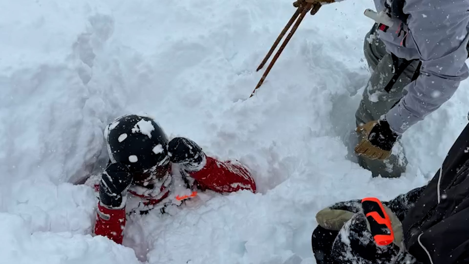 El video del rescate en Engelberg destaca la rápida acción de Zilla y el uso de cámaras en casco para documentar emergencias (Instagram / @matteozilla)